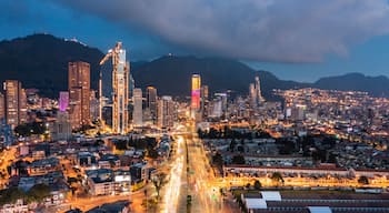 Avenida el Dorado Bogotá nocturna