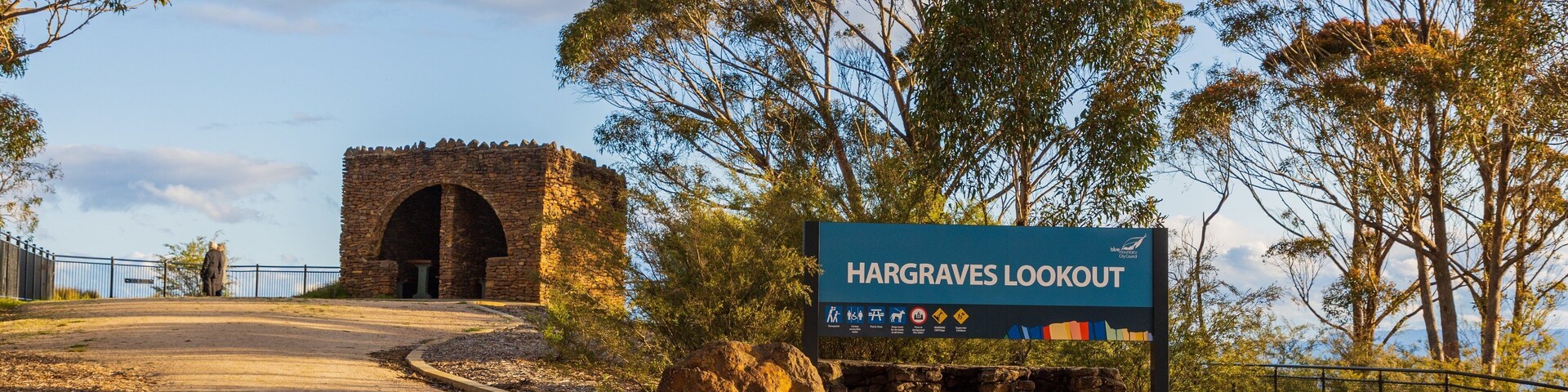 Señal para Hargreaves Lookout, con un edificio de piedra al fondo.
