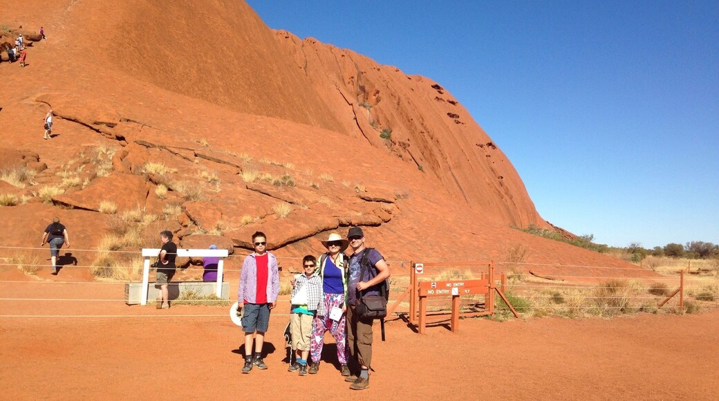 Getting ready for 10 km walk around Uluru. Yes, kids can do it...
#kidsfun, #ttot, #lp