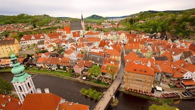 Ceský Krumlov ofreciendo una ciudad y un río o arroyo