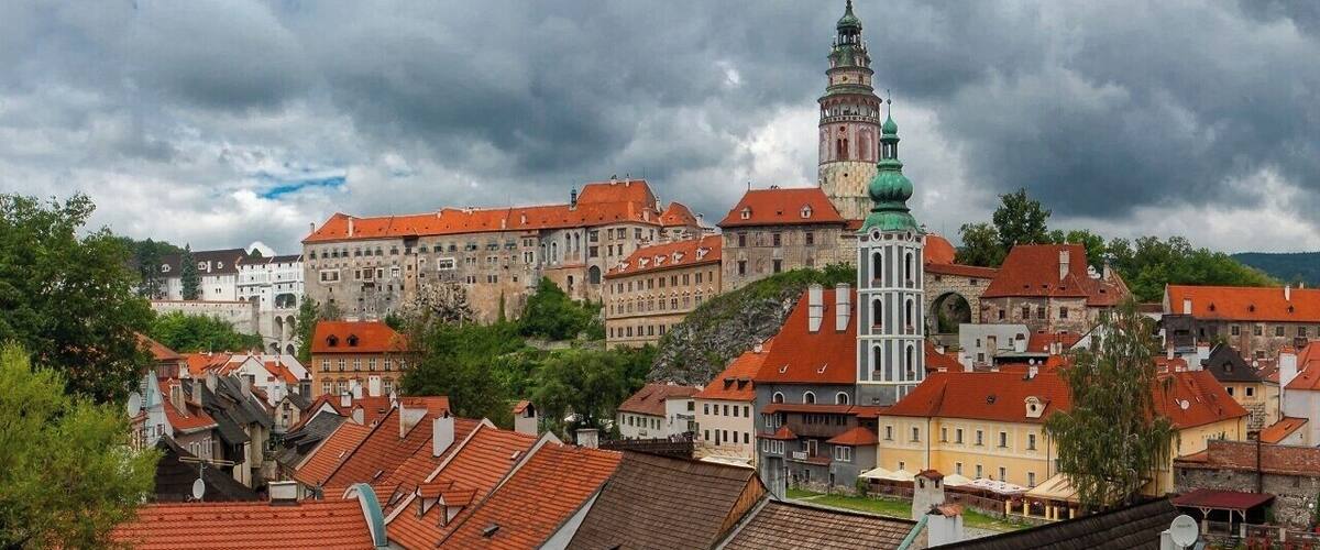 August 2012
český Krumlov is a small town in South Bohemia with medieval centre and beautiful castle (2nd biggest in Czech republic).
Most important until beginning of 17th century under rule of the Lords of the Rose. Every year in June there is a weekend called Feast of the Rose, with parade in historical costumes, medieval music, knights, street artists and clowns. Hovewer the charm of the town is working whole year long :)