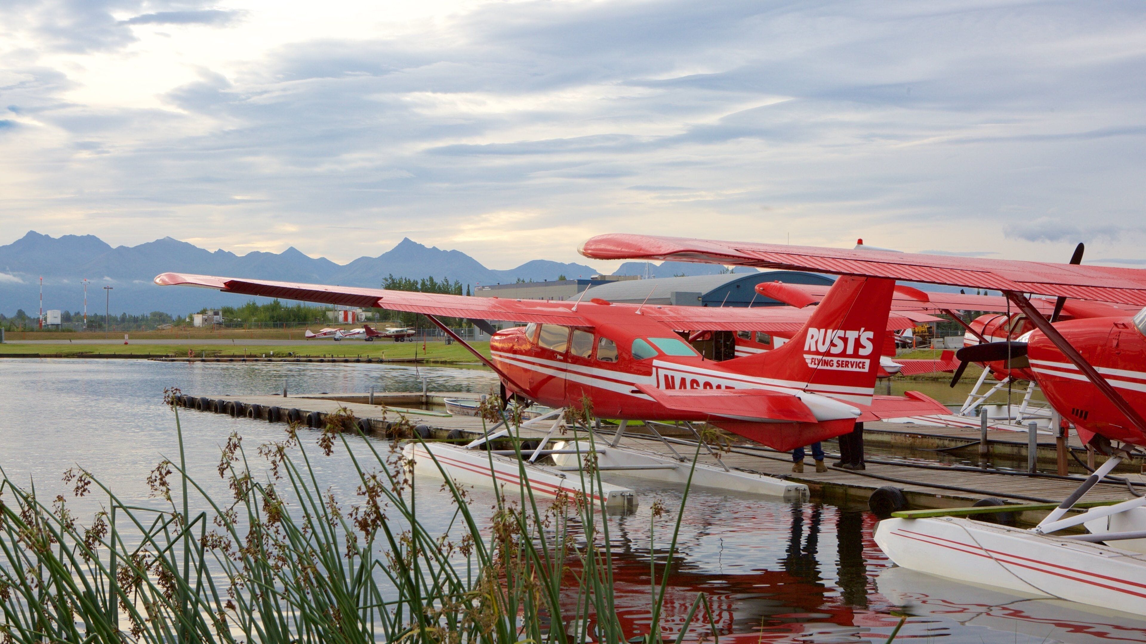 Anchorage mostrando una aeronave, un lago o abrevadero y aeronave