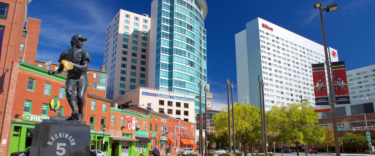 Baltimore das einen Platz oder Plaza, Statue oder Skulptur und Stadt