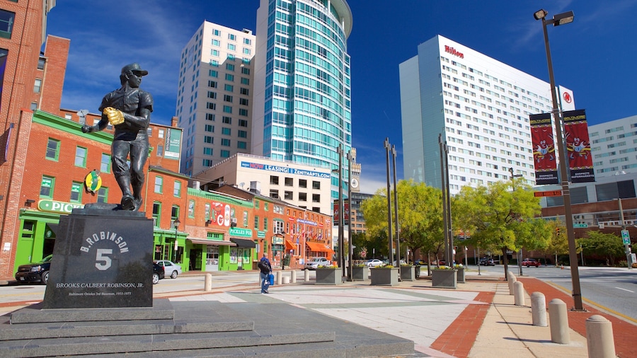Baltimore das einen Platz oder Plaza, Statue oder Skulptur und Stadt