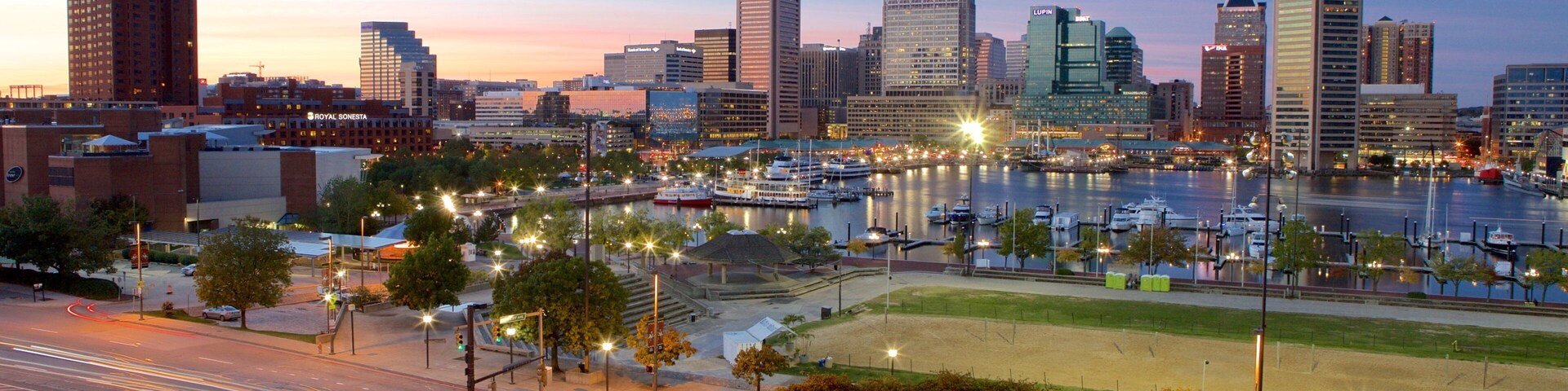 Baltimore ofreciendo horizonte urbano, un rascacielos y escenas nocturnas