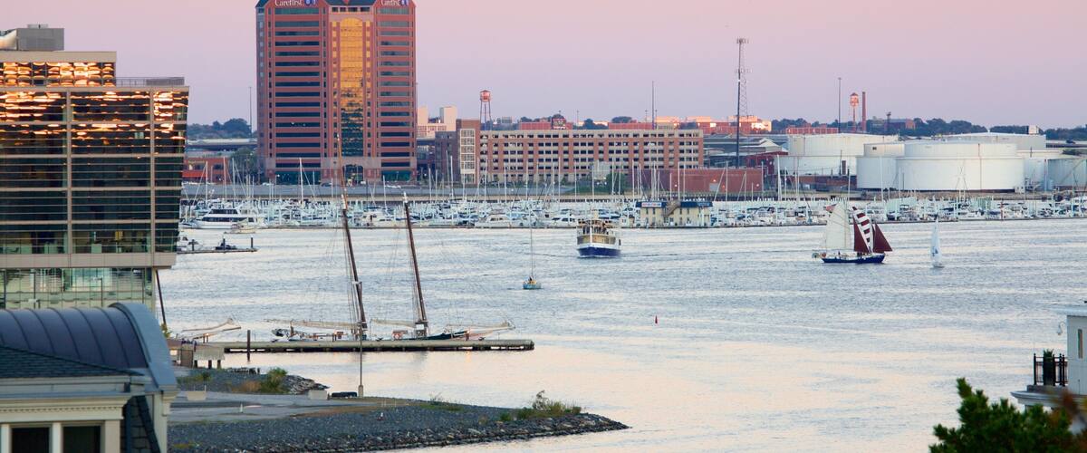 Baltimore welches beinhaltet Sonnenuntergang, Stadt und Marina