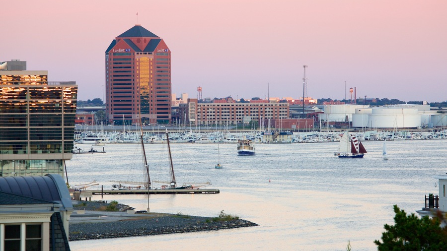 Baltimore mostrando un club náutico, una ciudad y un atardecer
