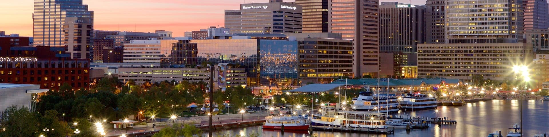 Baltimore og byder på natteliv, en høj bygning og en by