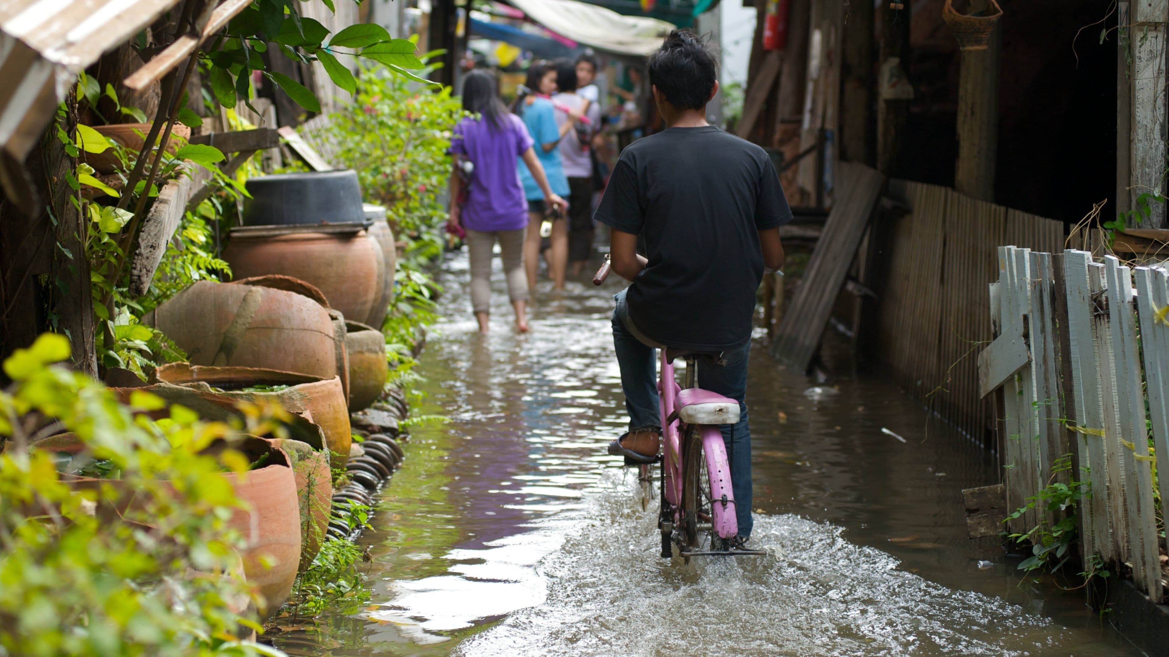 Koh Kret bevat straten, fietsen en een klein stadje of dorpje