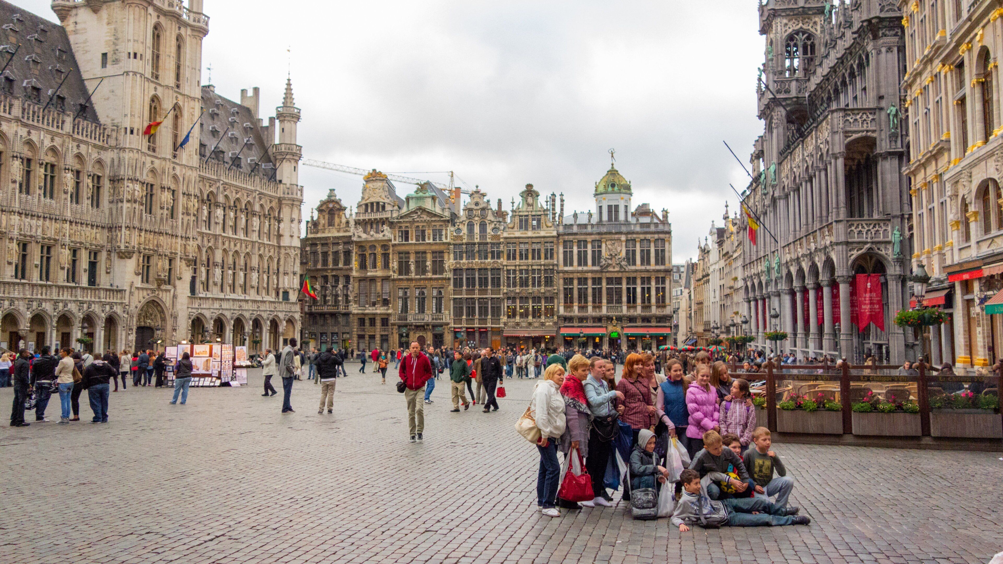 Brussels showing a city, a square or plaza and street scenes