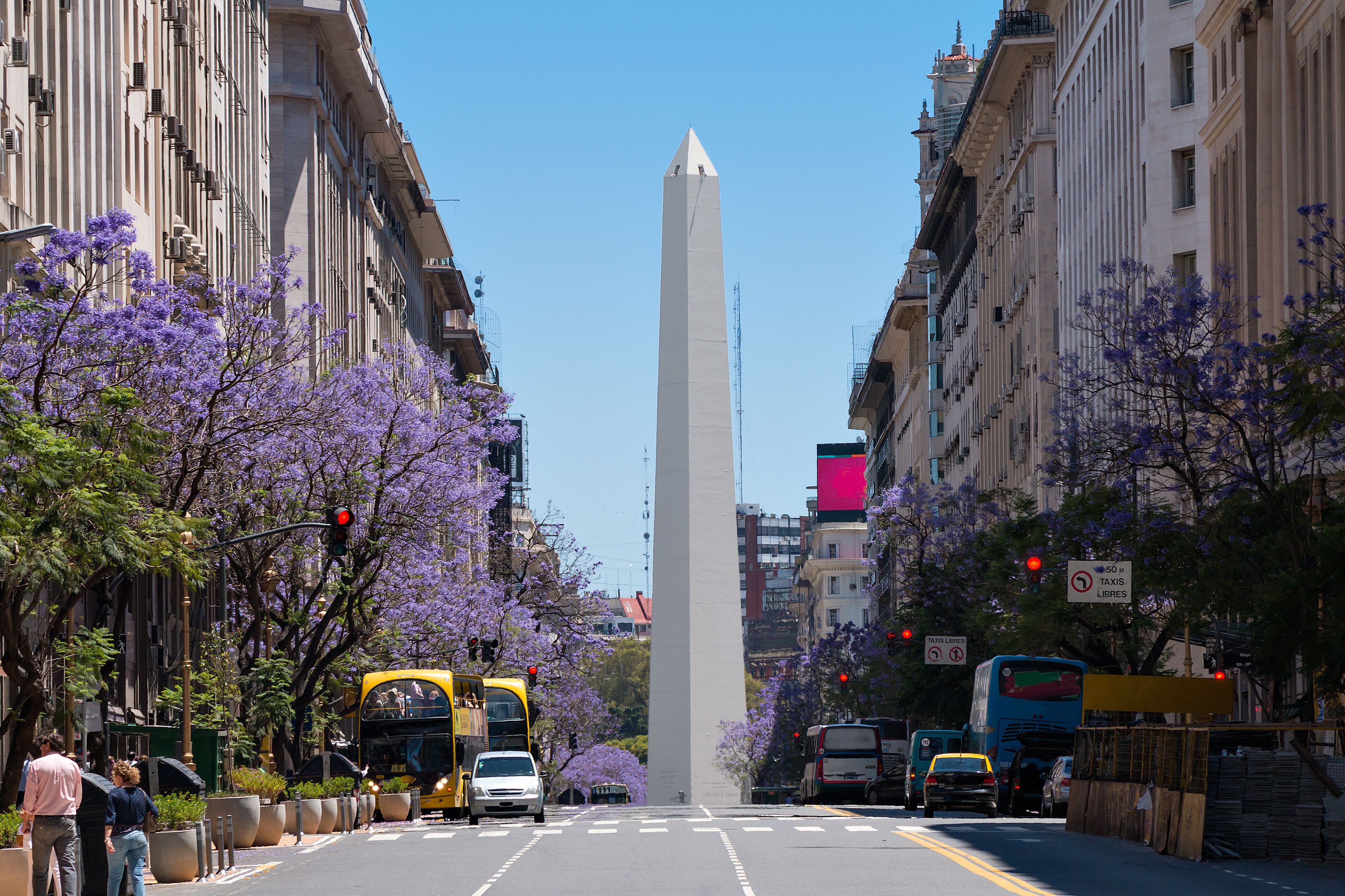 Der Obelisk von Buenos Aires wurde 1936 zur Feier des 400-j√§hrigen Stadtgr√ºndungsjubil√§ums von Alberto Prebisch errichtet