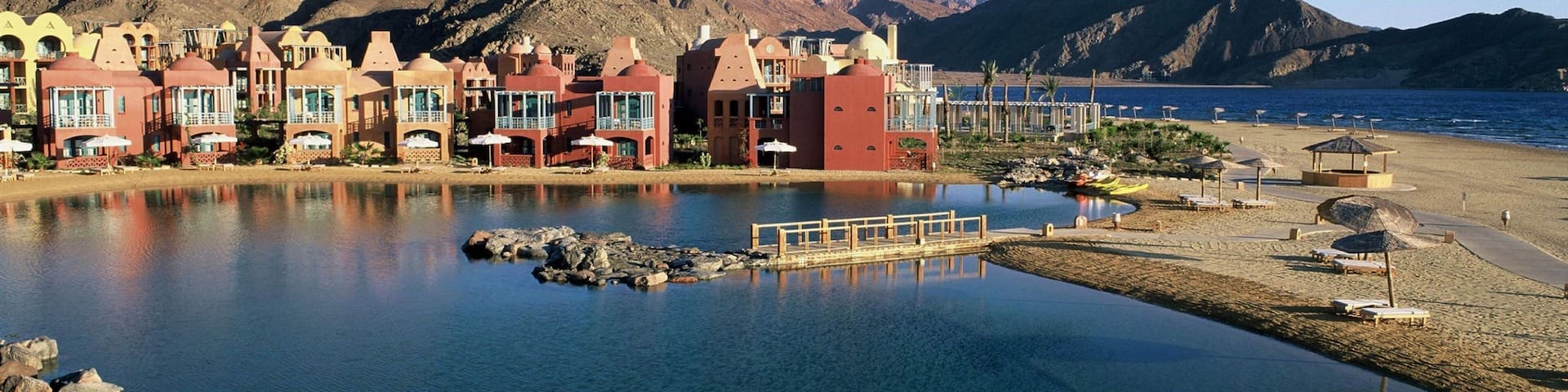 Egito mostrando cenas tranquilas, uma cidade pequena ou vila e montanhas