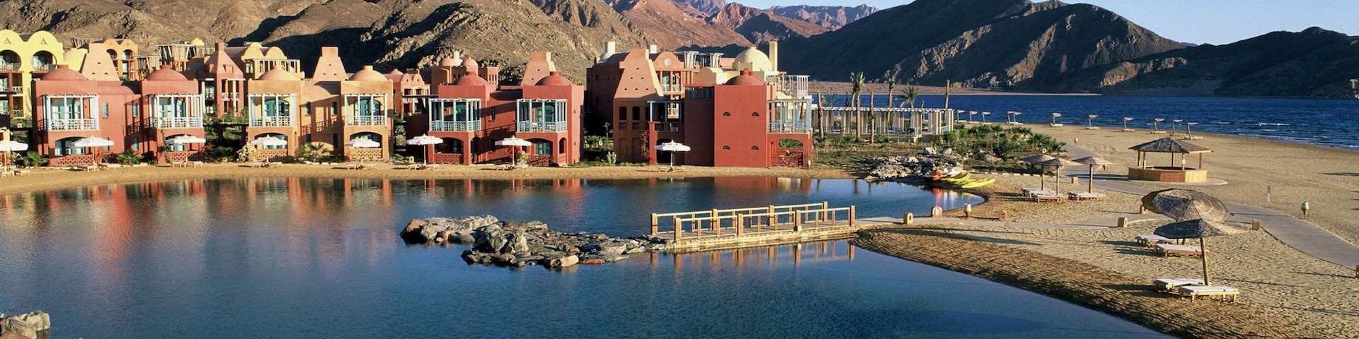 Egipto ofreciendo montañas, una bahía o un puerto y una pequeña ciudad o aldea