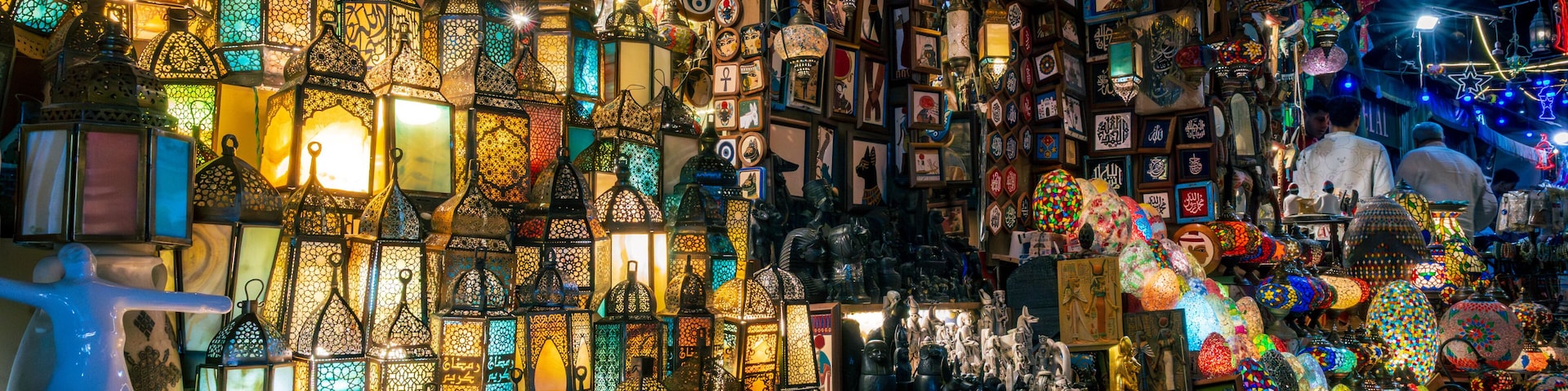 Un mercado bullicioso y concurrido, lleno de coloridos faroles y diseños elaborados.