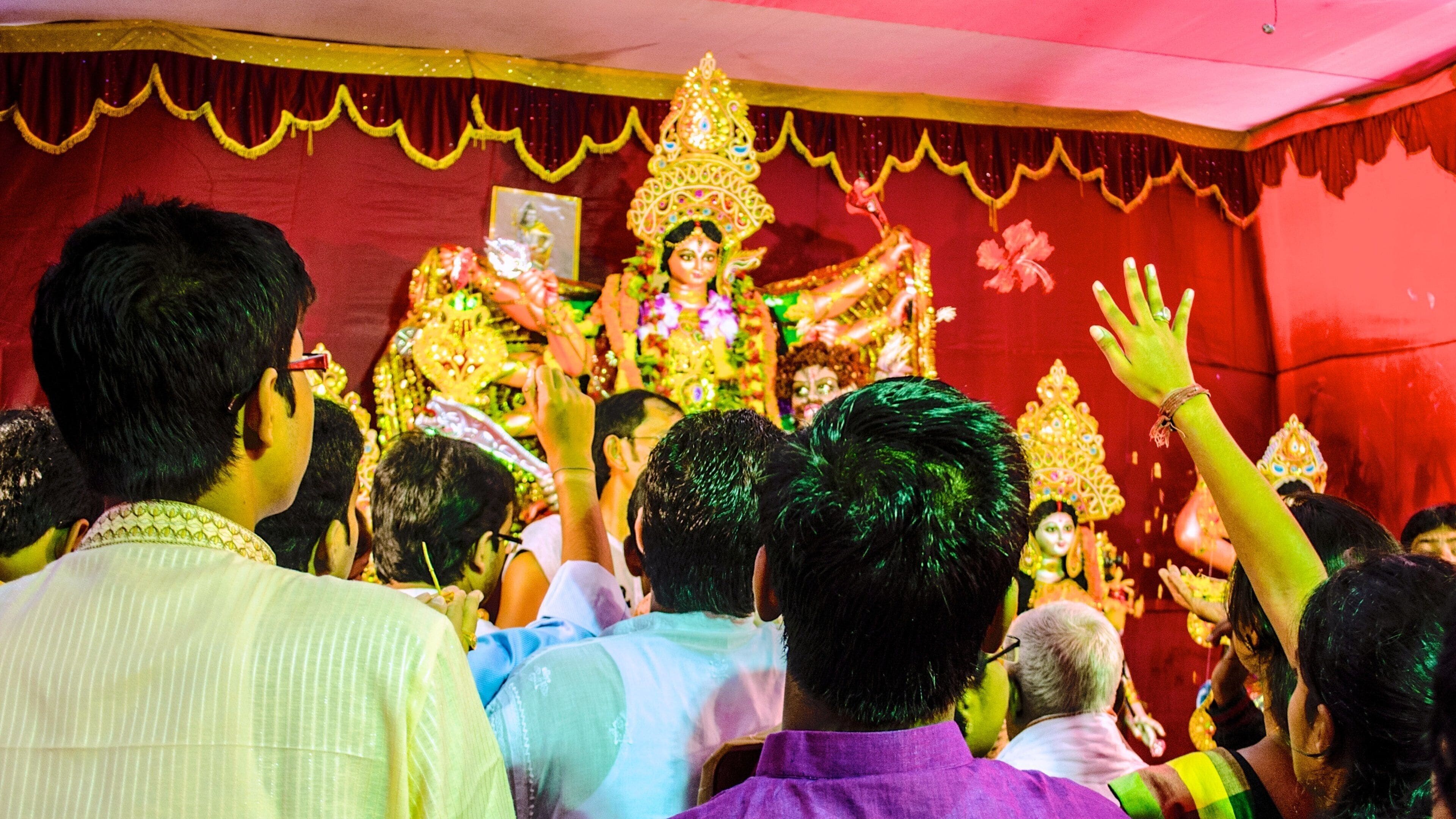 Calcuta que incluye vistas interiores y aspectos religiosos y también un gran grupo de personas