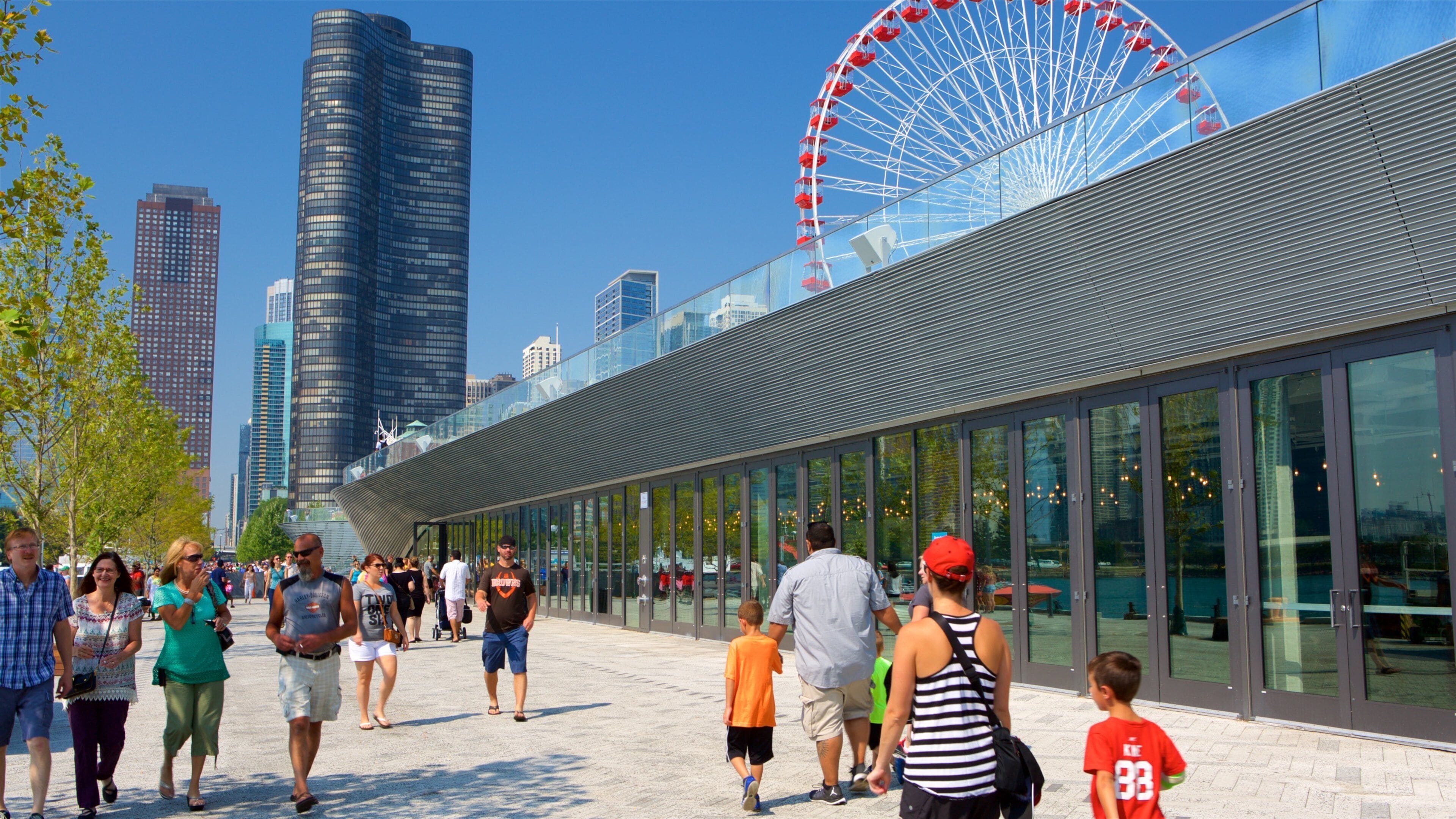 Chicago fasiliteter samt skyskraper og gatescener i tillegg til familie