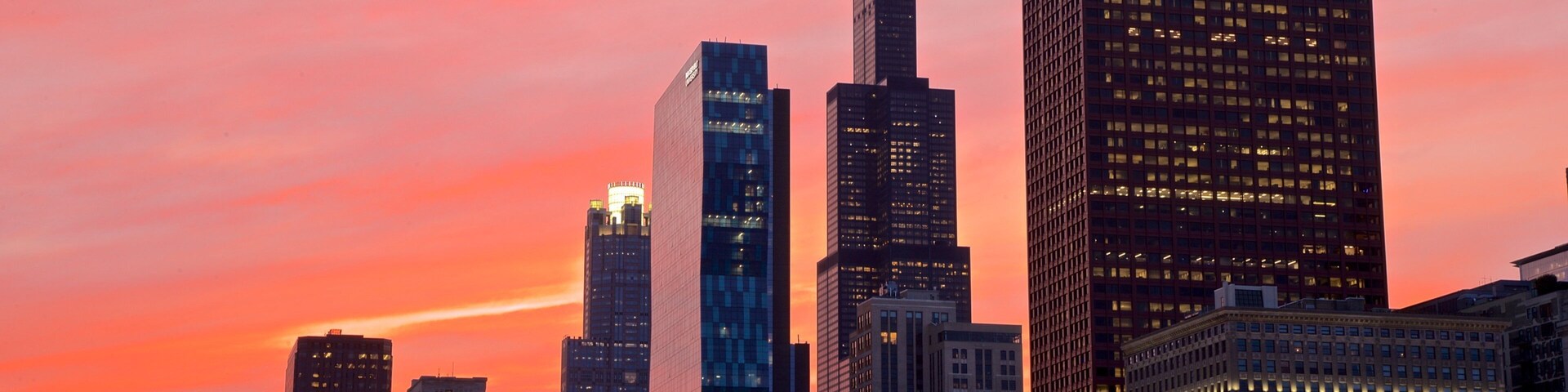 Un horizonte urbano al atardecer con edificios destacados y el Hotel Congreso.