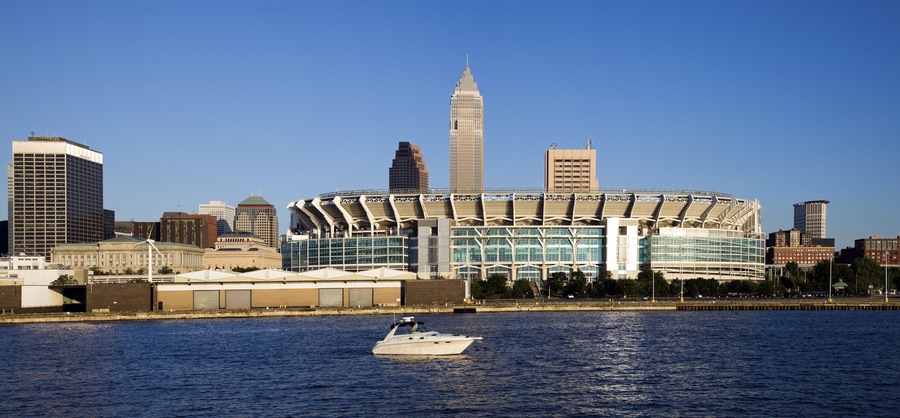 Un paisaje urbano frente al agua, con un estadio destacado y diversos edificios modernos.
