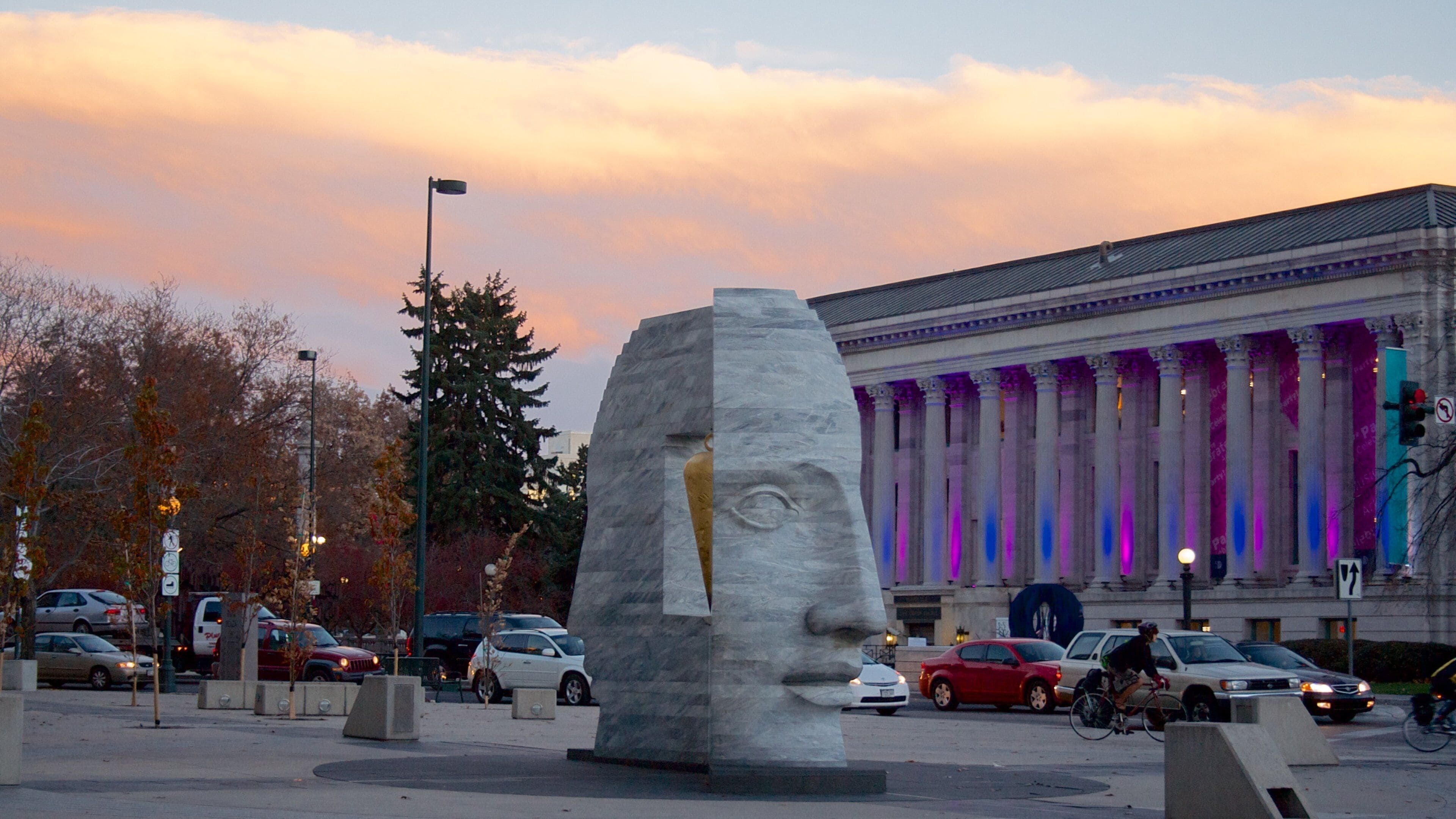 Denver que incluye un parque o plaza, arte al aire libre y una puesta de sol
