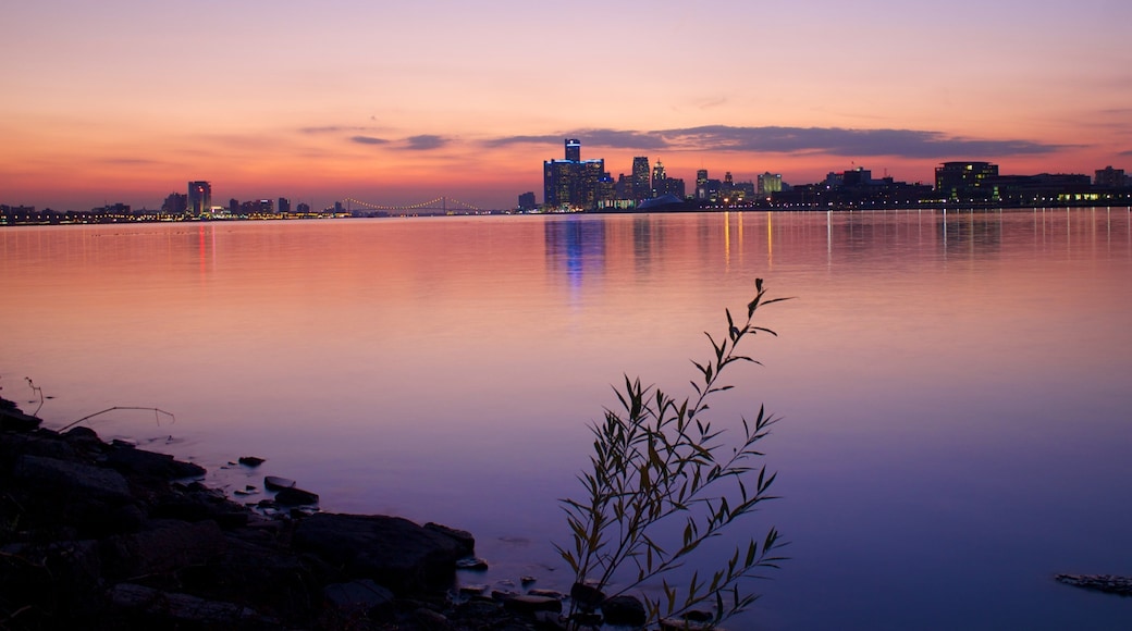 Detroit qui includes un lac ou un point dâeau, une ville et un coucher de soleil