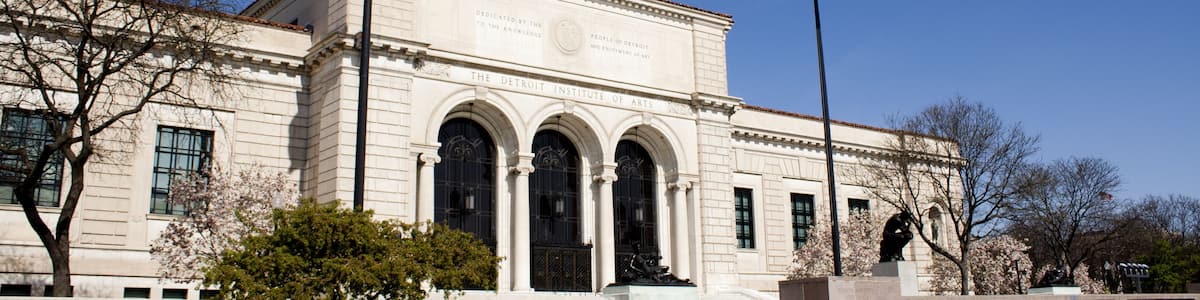 Das Detroit Institute of Arts bei blauem Himmel.