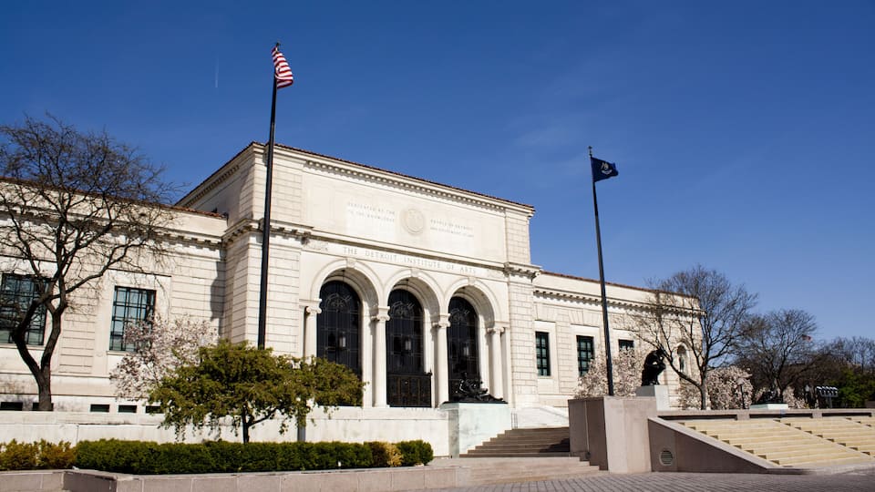 The Detroit Institute of Arts with a clear sky.