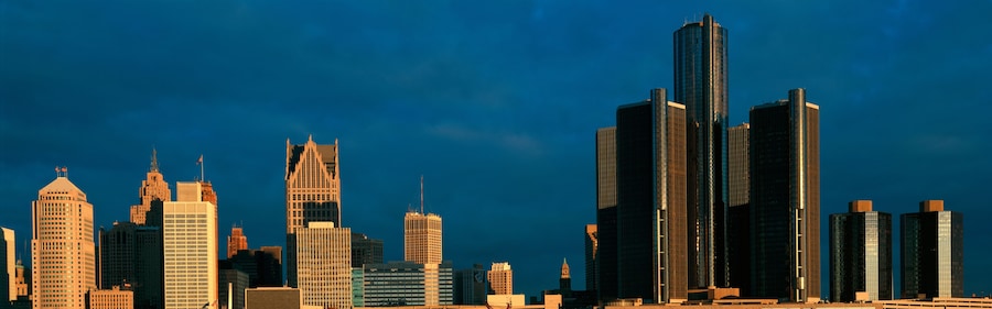 Un horizonte urbano con una combinación de edificios modernos e históricos bajo un cielo despejado.