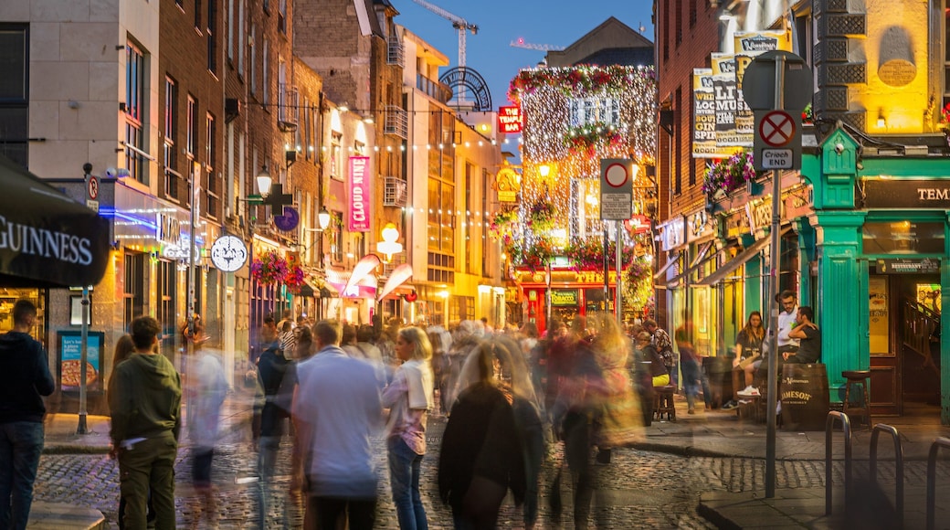 Dublin featuring street scenes, nightlife and night scenes