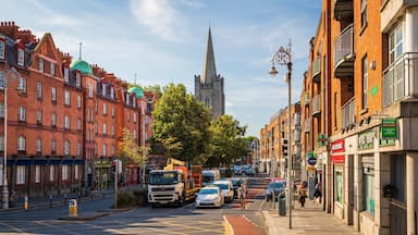 Dublin showing a city and street scenes