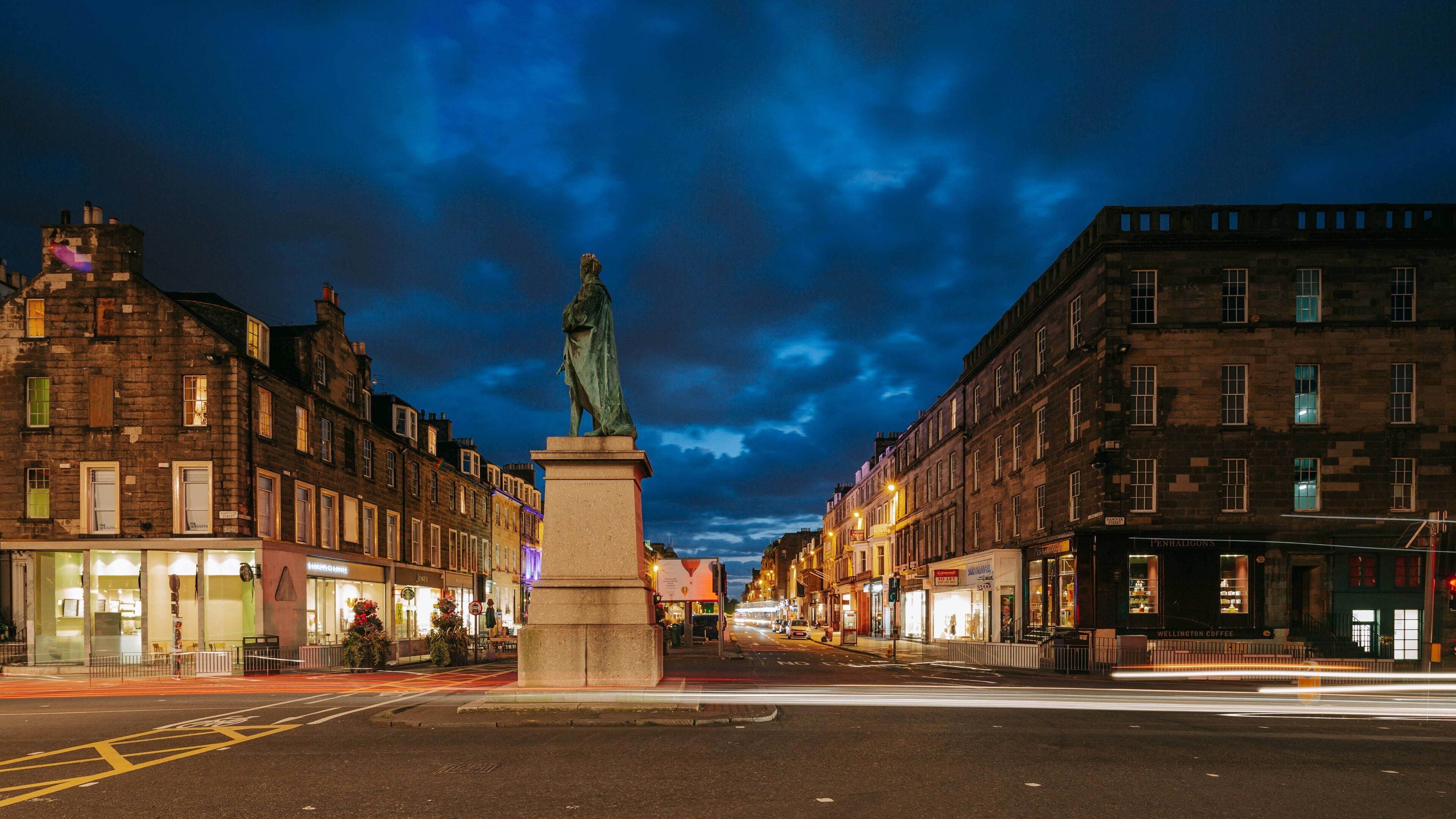 Edinburgh som viser nattbilder, monument og gatescener