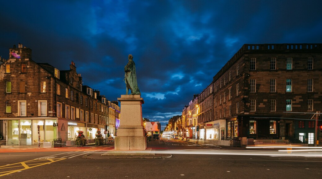 Edinburgh som viser nattbilder, monument og gatescener