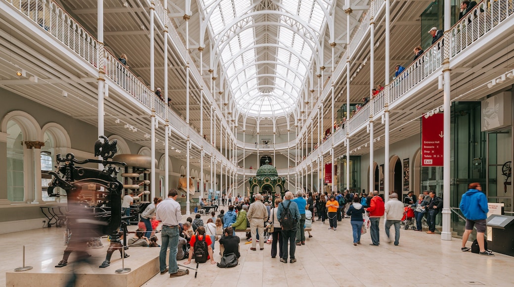 National Museum of Scotland mit einem Innenansichten sowie große Menschengruppe