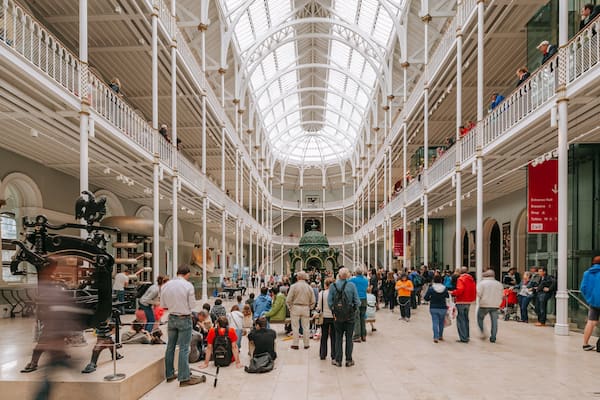 National Museum of Scotland som viser interiør såvel som en stor gruppe mennesker