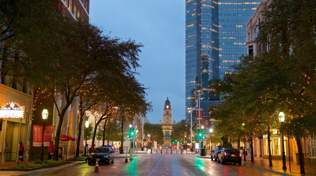Fort Worth mostrando escenas nocturnas y una ciudad