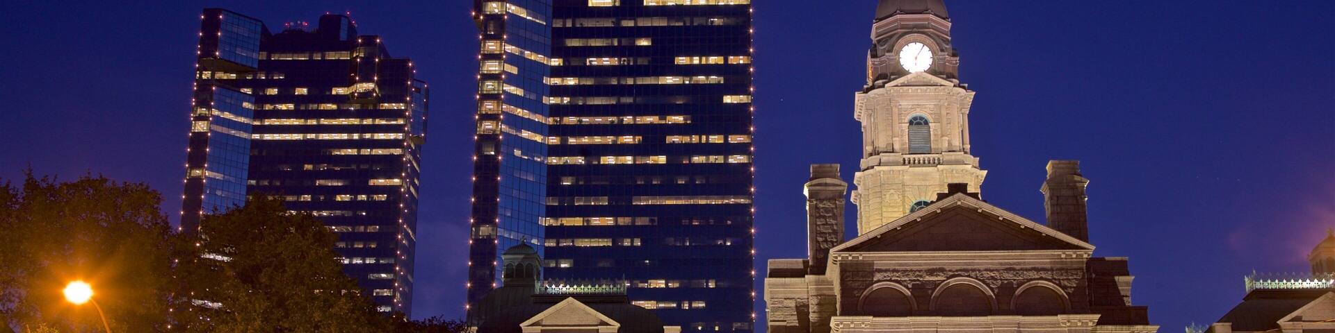 Fort Worth que incluye patrimonio de arquitectura, una ciudad y escenas nocturnas