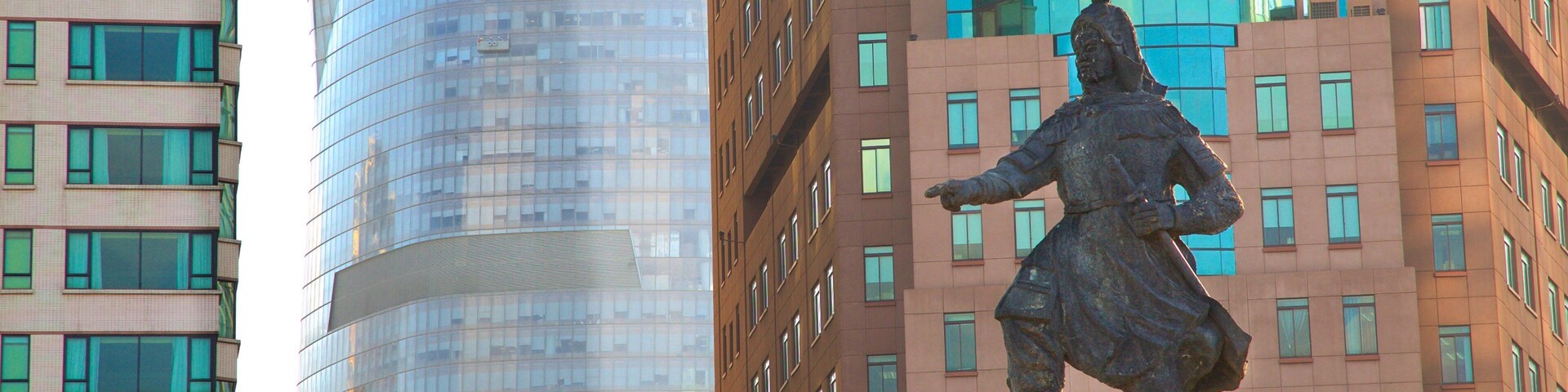 Ho Chi Minh City que incluye una estatua o escultura