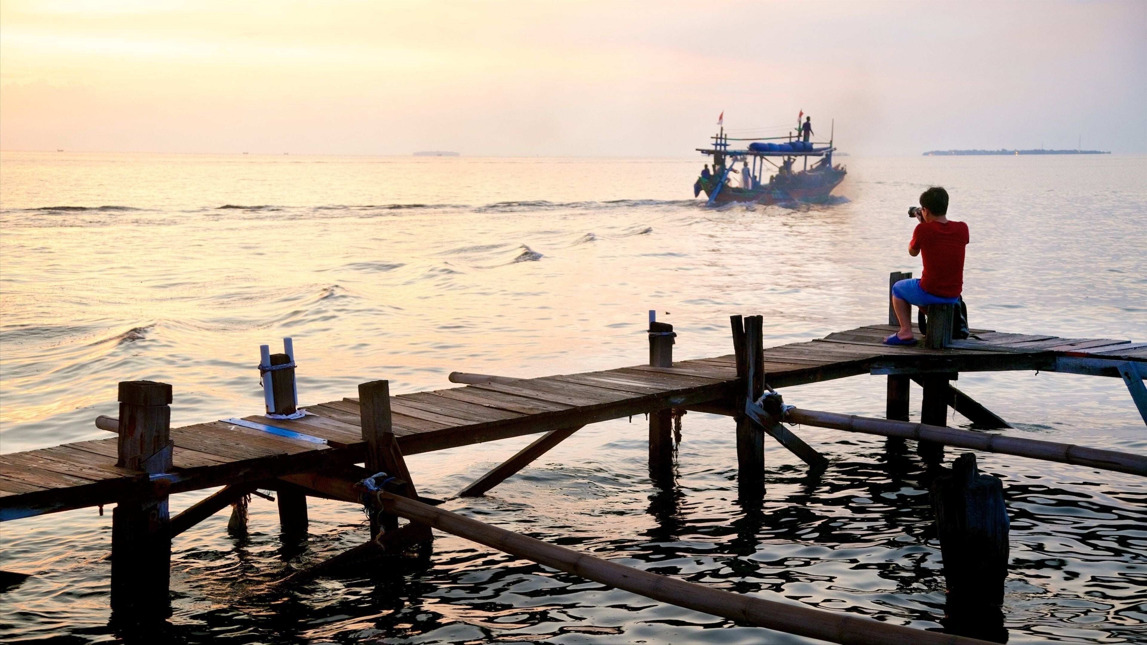 Thủ đô Jakarta cho thấy hoàng hôn và chèo thuyền cũng như đàn ông