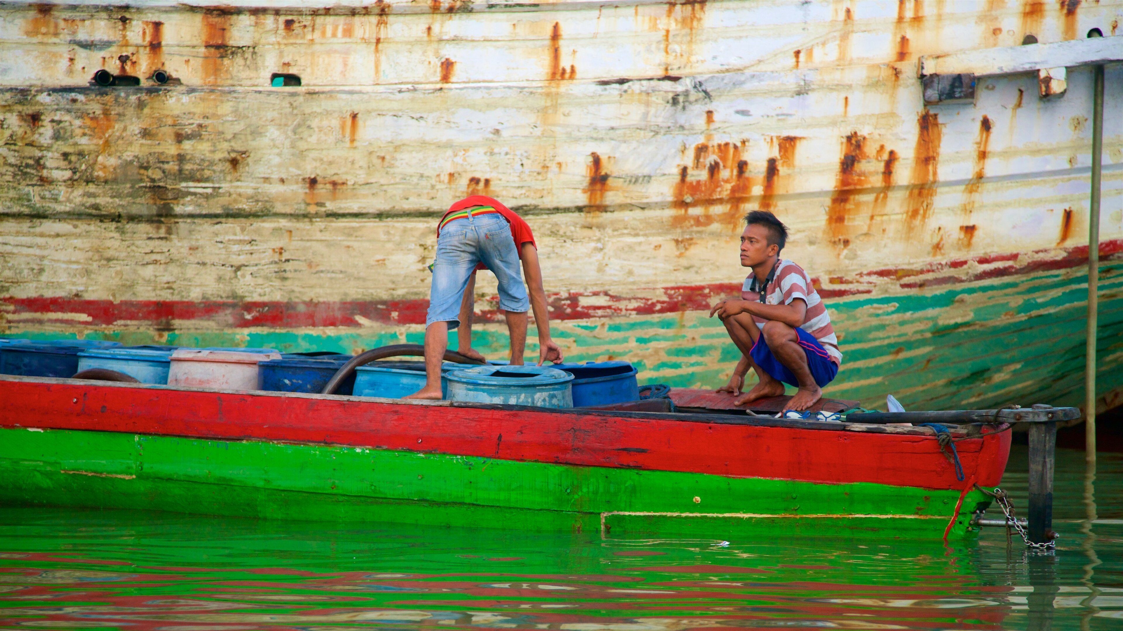 Jakarta som omfatter en bugt eller havn og bådsejlads såvel som en mand