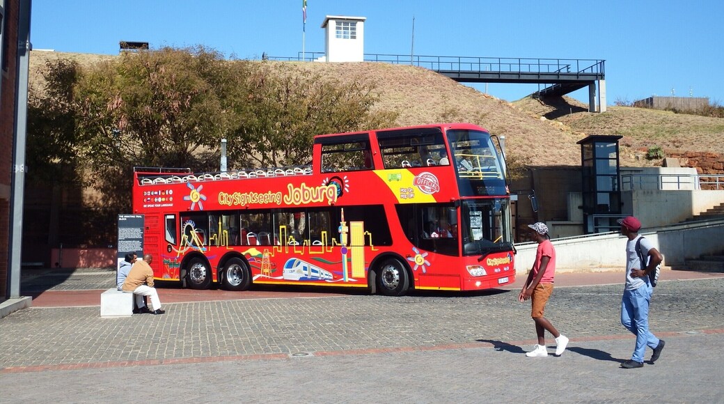 Ônibus vermelho para passeio em Johannesburg.
#red