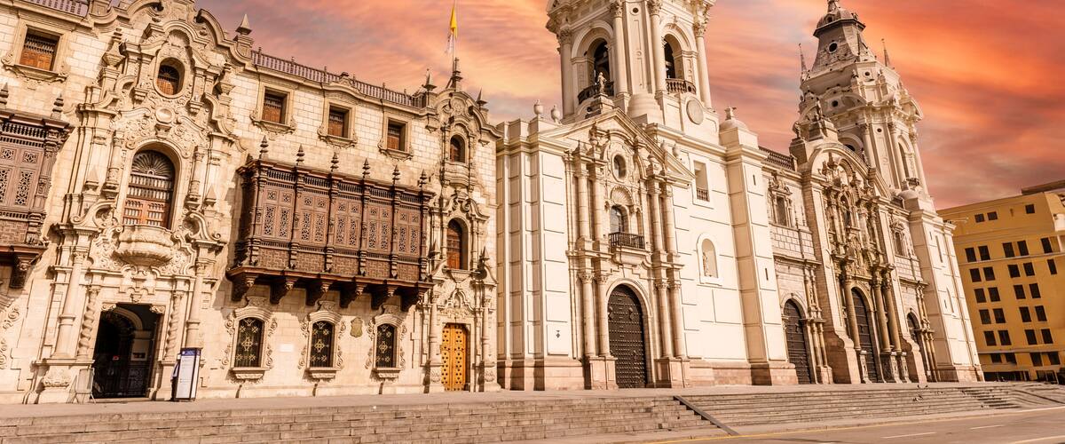 Una catedral històrica amb arquitectura ornamentada i un campanar destacat.