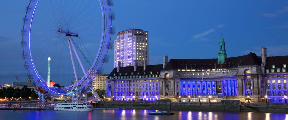 Londen toont een monument, een stad en hoogbouw