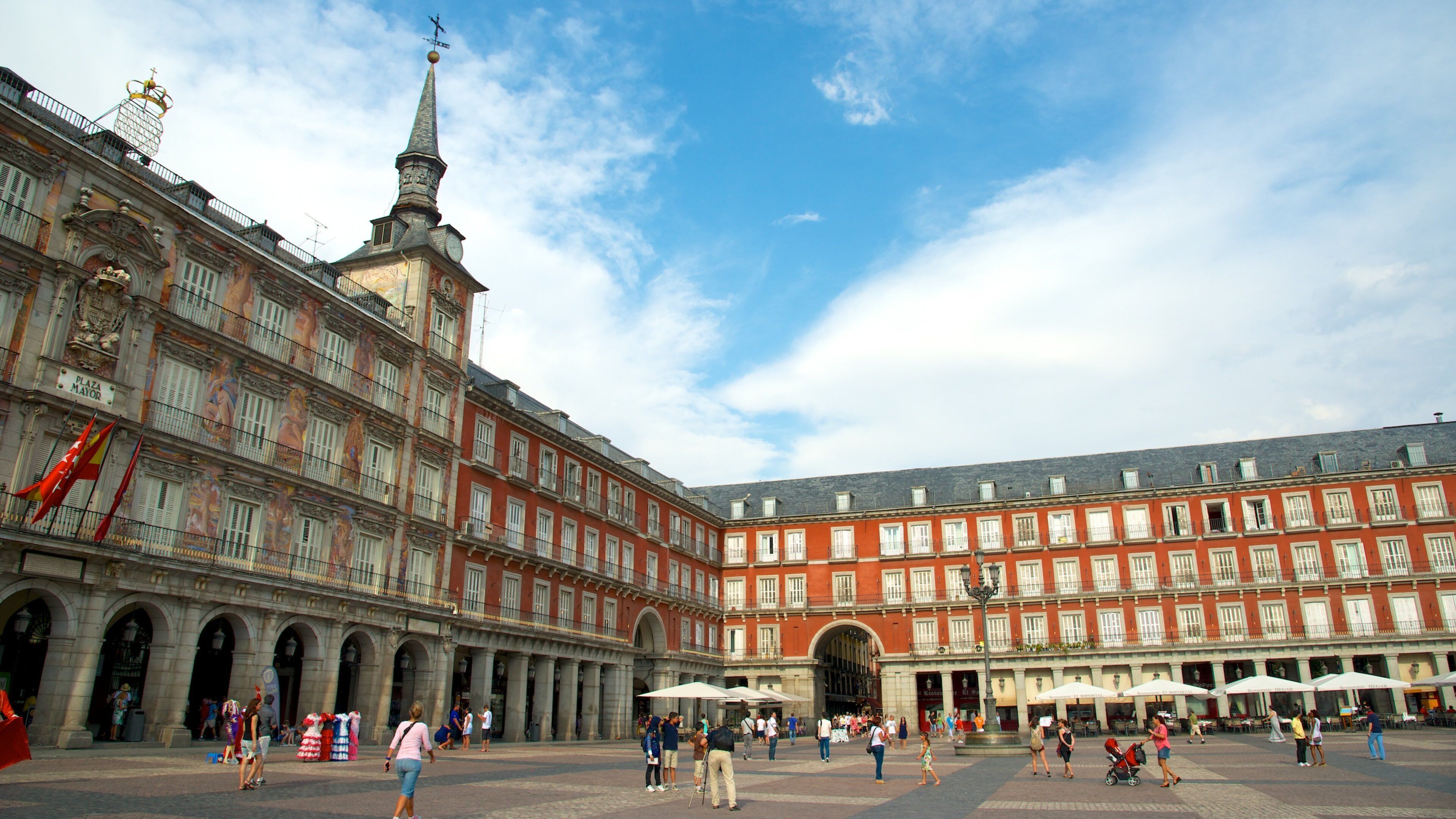 Madrid mostrando architettura d\'epoca, città e edificio amministrativo