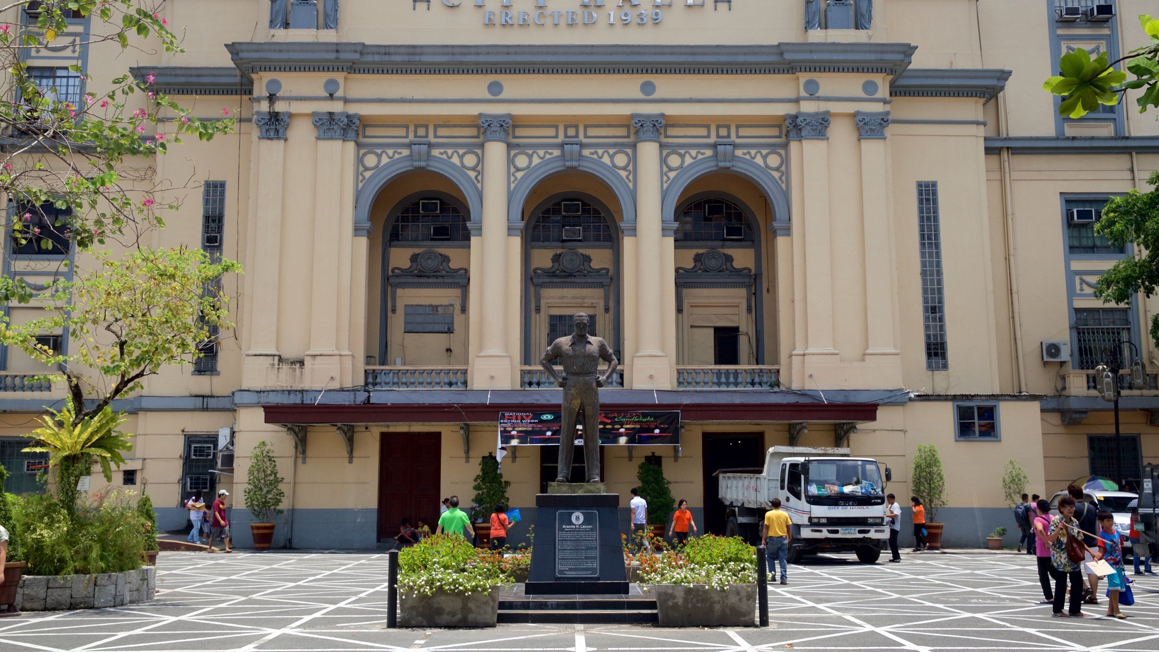 Manila which includes a square or plaza, a garden and a statue or sculpture