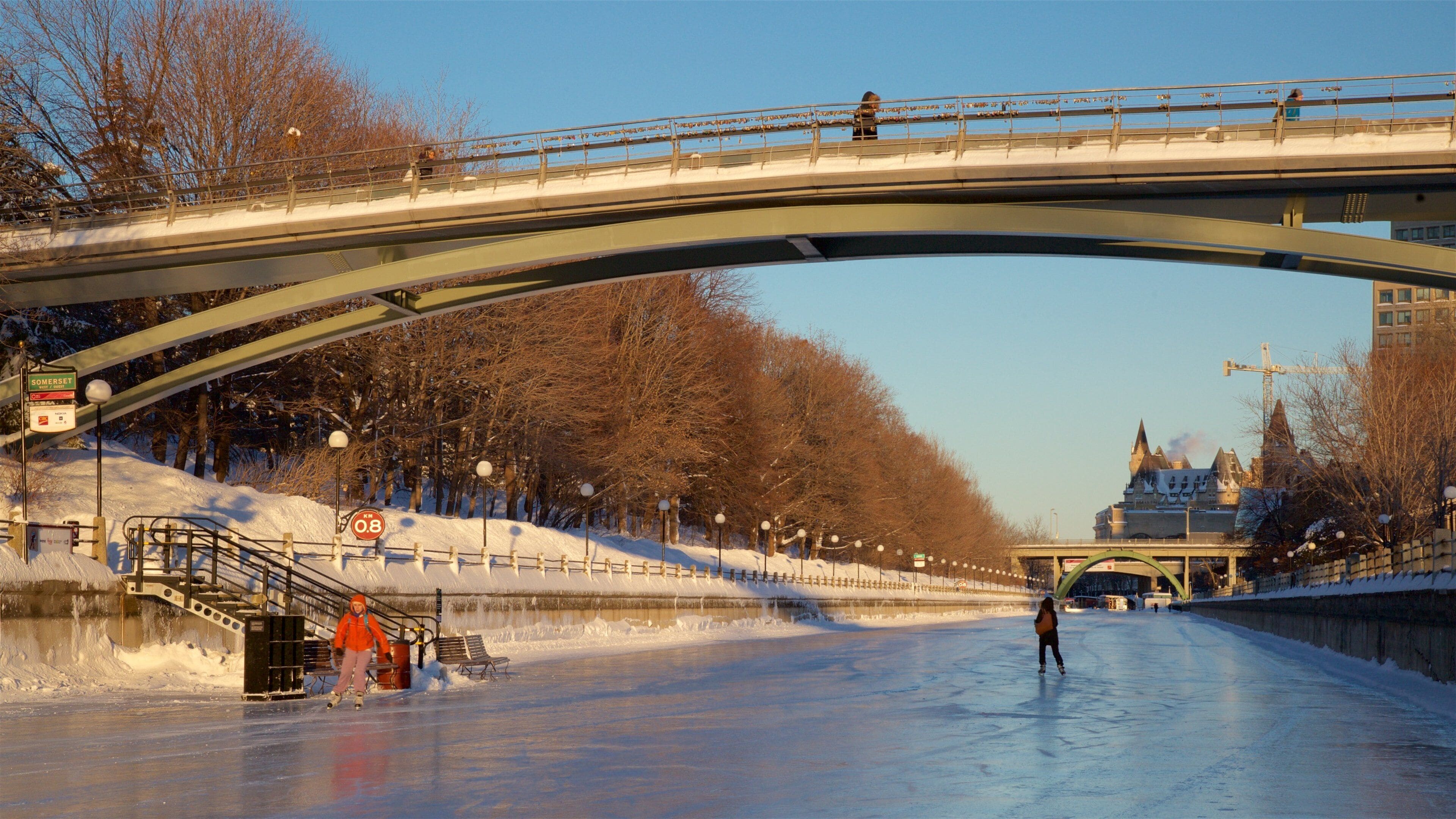 Ottawa fasiliteter samt snø, bro og står på skøyter
