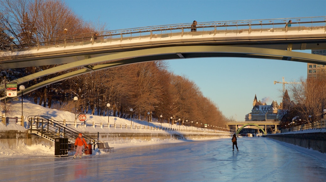 Ottawa fasiliteter samt snø, bro og står på skøyter