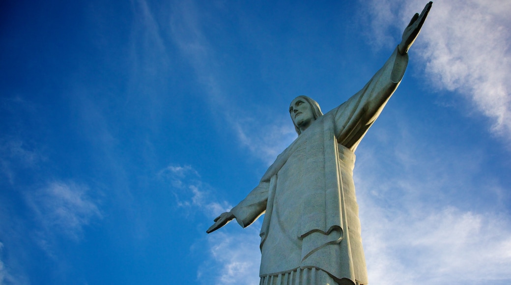 Rio de Janeiro featuring a statue or sculpture and a monument