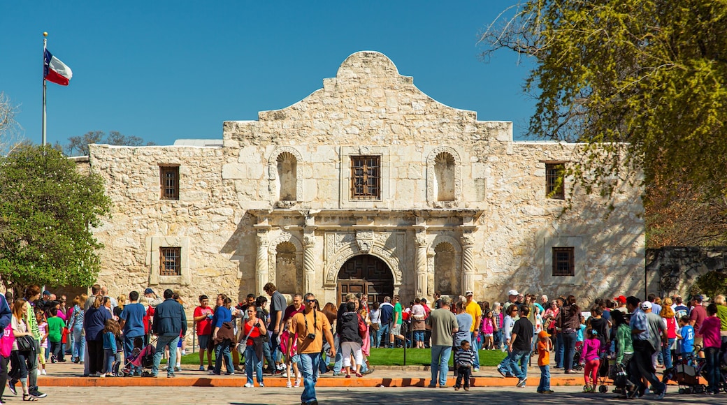 San Antonio showing heritage architecture and street scenes