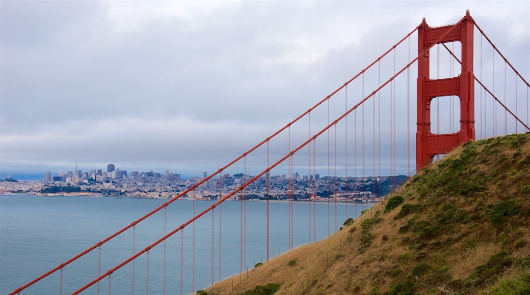 São Francisco que inclui uma ponte e uma cidade