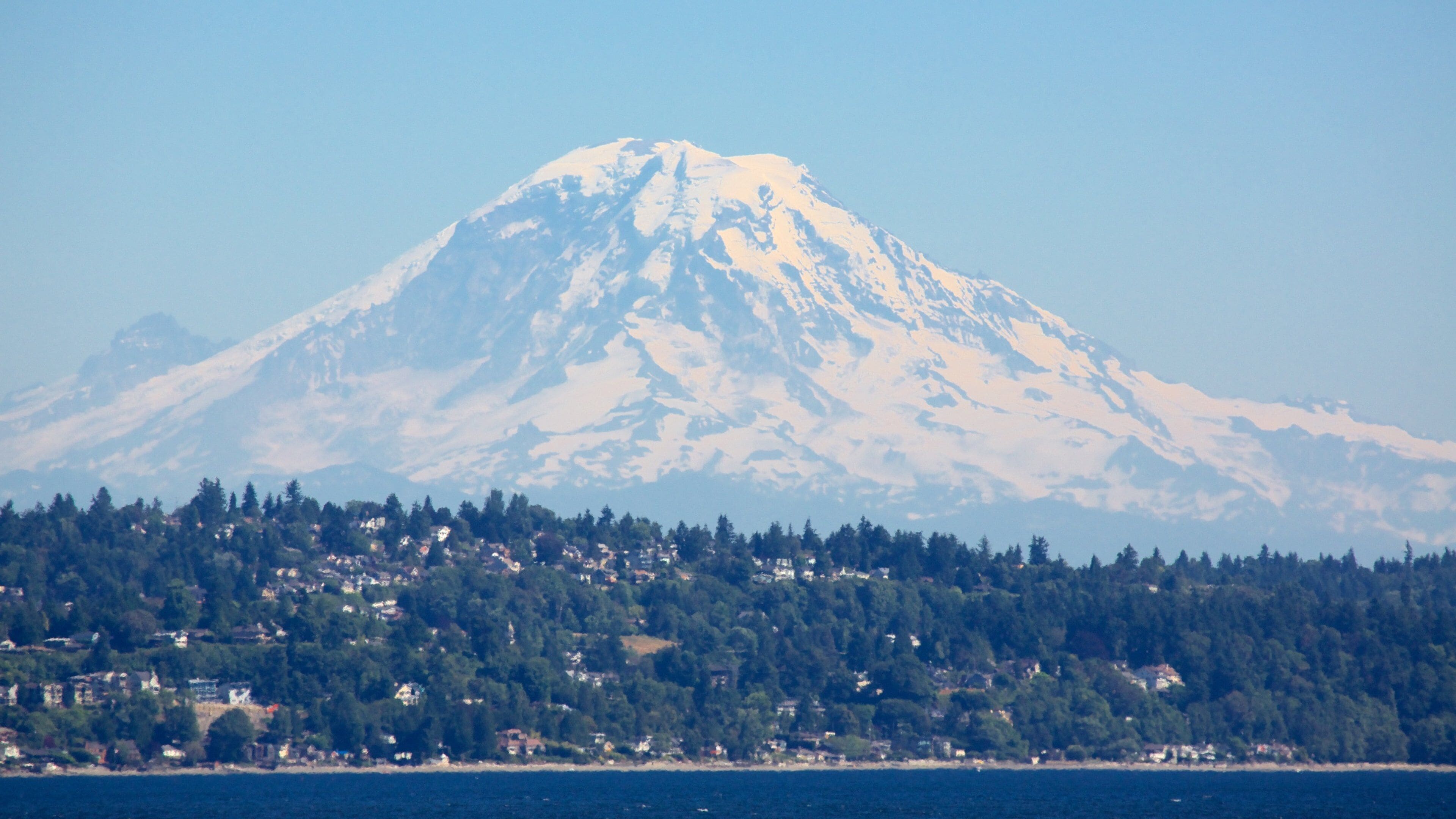 Seattle som inkluderer kystby, snø og fjell