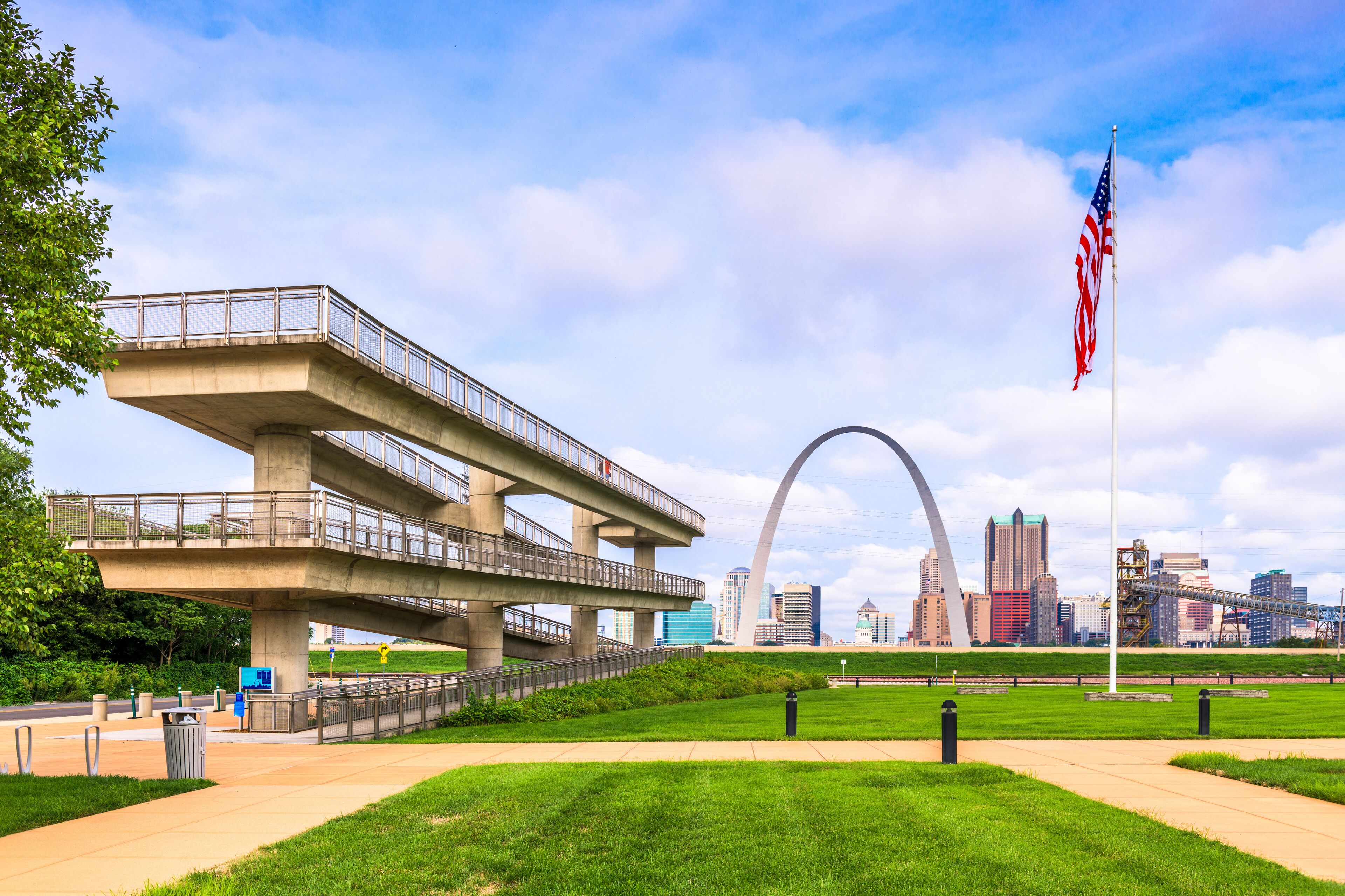 St. Louis, Missouri, USA park and skyline.
